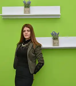 Учител от Учител.com в класна стая със зелен фон